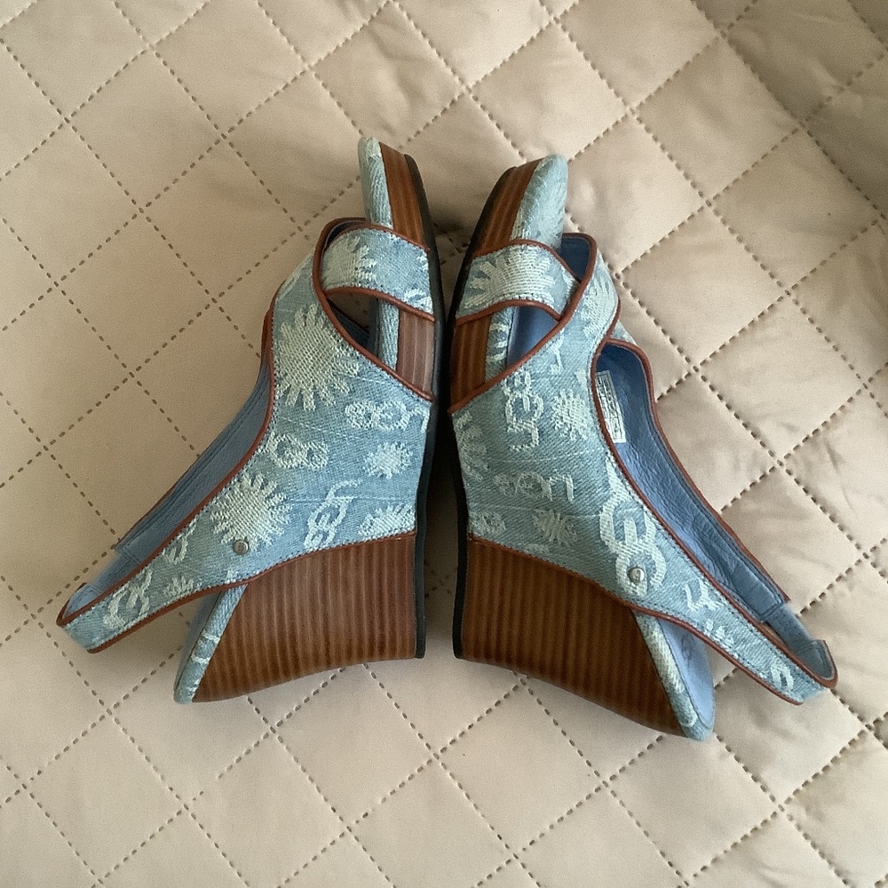 FINAL SALE! New UGG Hazel Blue Denim Logo Wedge Sandals mismatch size 5 & 5.5 - Picture 13 of 15